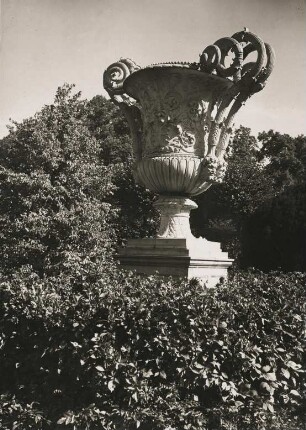Potsdam. Park Sanssouci. Aufwendig dekorierte Steinvase
