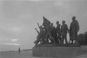 Weimar-Buchenwald. Mahnmal auf der Südseite des Ettersbergs (1954-1958), Figurengruppe von Fritz Cremer