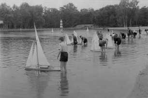 Mitglieder der Pionierorganisation "Ernst Thälmann" beim Modellbootfahren