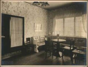 Gemeindehaus der St.Laurentius-Kirchengemeinde, Am Generalshof, Berlin-Köpenick: Innenaufnahme Spiel- und Leseraum mit Tisch, Bank, Stühlen, Schrank (Zugang vermutlich von Jugendheim 1)