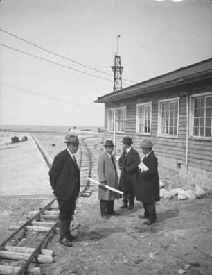 Am Hafen von Uozu : Ansicht mit einer Gruppe von vier Herren