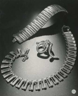 Kette, Armband , Brosche von Henkel und Grosse