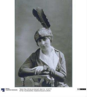Frau mit Hut von Hennard