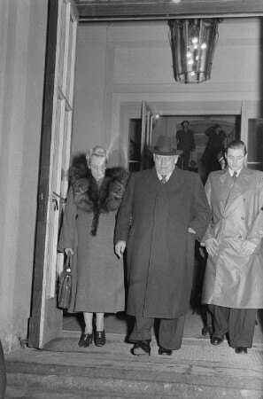 Wilhelm Pieck mit seiner Tochter Elly Winter in der Komischen Oper Berlin : Wilhelm Pieck mit seiner Tochter Elly Winter, aus der Oper kommend