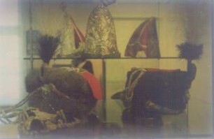 Wustrau. Vitrine mit preußischen Offiziers-und Mannschaftshelmen, Vordergrund Pelzmützen der Husaren