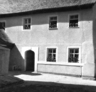 Teilansicht der Fassade eines Wohnhauses mit Eingangsportal