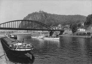 Elbedampfer Mühlberg in Tetschen mit Schäferwand : Personen-Seitenraddampfer "Mühlberg" (1879, Werft Blasewitz) bei bei Tetschen (Decin) mit Schäferwand