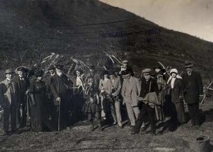 Norwegen. Gruppenbild mit Touristen der Hapag und Mitglied einer Samenfamilie, vor ihrer Erdhütte bei Tromsø stehend