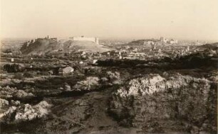 Avignon. Ansicht von Nordwesten mit Villeneuve (links) und Avignon (rechts). Links die königliche Trutzburg, Fort Sankt André, rechts der Rocher des Domes, ein Kalkfelsen, mit dem Plast der Päpste und der Kathedrale. Dazwischen fließt die Rhone