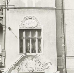Wohnhaus mit Läden