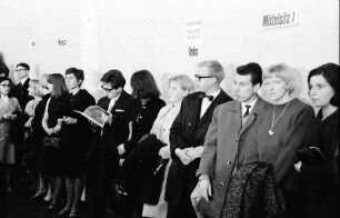 Donaueschingen: Donaueschinger Musiktage; junge Zuhörer auf Stehplätzen