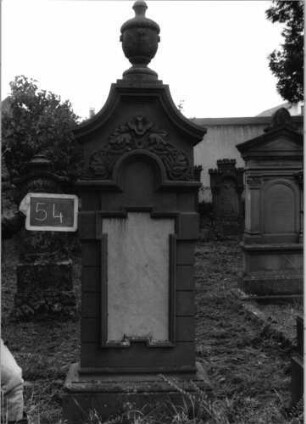 Grabstein 54 (Index: 100081464) Zustand: zerbrochen Maße HxBxT: 240x60x26 cm: Grabstein 54