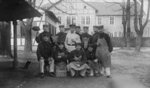 Militärische Einheit : Bildmitte v.: K. Krauße