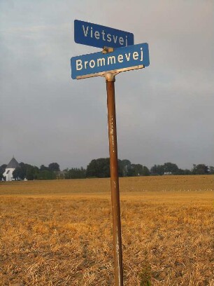 Bornholm - Landschaft mit Straßenschild : Abendstimmung mit Straßenschild mitten in der Feldflur auf der dänischen Ostseeinsel Bornholm. Aufgenommen am 6. August 2010
