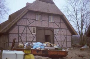 Thie 21: Fachwerkhaus mit Reetdach: Giebelseite Wirtschaftstrakt mit Scheunentor: nach Renovierung