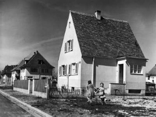 Siedlung Röthelheim : Siedlung Röthelheim (wahrscheinlich in Erlangen). Siedlungshausreihe (um 1935). Ansicht mit Kindern beim Ringelreihen