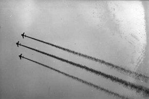 Brüssel: Flugzeug Düsenjäger-Staffeln, mit Rauchfahne