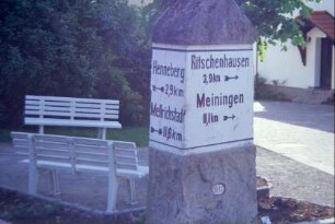 Wegestein im Ort, Jahreszahl 1912
