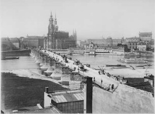 Blick vom Neustädter Ufer über die Elbe mit Augustusbrücke und Schwimm- & Bade-Anstalt für Damen und Herren zur Altstadt mit Residenzschloß, Hofkirche, Gemäldegalerie und Opernhaus