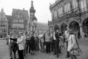 Bremen: Journalistengruppen vor dem Roland