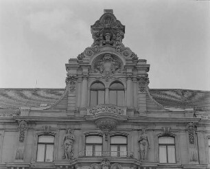 Wohn- und Geschäftshaus (Stadt- und Saalkreis-Sparkasse)