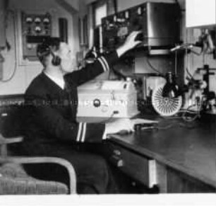 NS-Musterbetrieb Reederei John.T. Essberger, Funkkabine