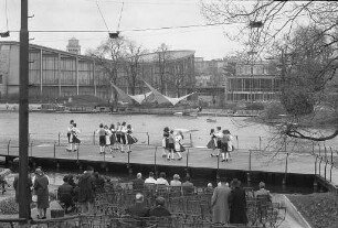 Volkstanz auf der Seebühne im Karlsruher Stadtgarten an Ostern