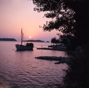 Sonnenscheide über der Außenalster : Hamburg. Sonnenuntergang über der Außenalster