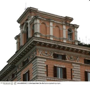 Palazzo mit Portikus an der Piazza Vittorio Emanuele II