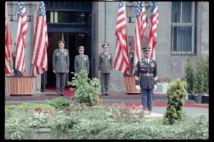 Fotografie: Kommandoübergabe von US-Stadtkommandant Major General John H. Mitchell an Major General Raymond E. Haddock in West-Berlin