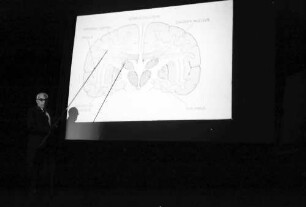 22. Tagung 1972 Mediziner; Im Hörsaal: Sir John C. Eccles bei Vortrag mit Projektor