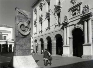 Universität mit dem Standbild Gallileis