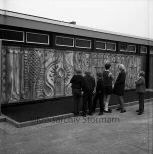 Volksschule: Dörfergemeinschaftsschule: Einweihung der Turnhalle: Betonrelief des Bildhauers Georg Weiland an der Außenwand der neuen Turnhalle: davor Schüler