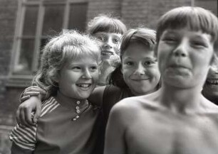 Lustige Gruppe : Gruppenbild von vier Kindern