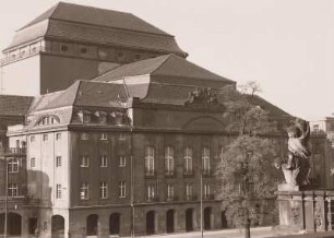 Dresden-Altstadt, Ostraallee 2. Schauspielhaus (1911-1913; W. Lossow, M. H. Kühne; Wiederaufbau 1946-1948, E. Leibold, B. Höppner). Blick vom Zwinger