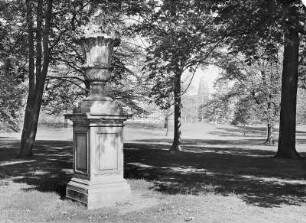 Dresden. Blüherpark : Dresden-Altstadt, Bürgerwiese. Parkpartie mit Sockelvase (Sandstein; um 1750) gegen Rathausturm