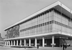Dresden. Kulturpalast (Wiel, Leopold; Hänsch, Wolfgang; Löschau, Hans; 1969). Ansicht von Südwesten