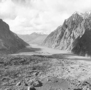 Pamir (Tadschikistan). Fedtschenkogletscher (Zungenspitze) und Seldara-Tal gegen Transalai. Blick vom Riegel nach Nordwest