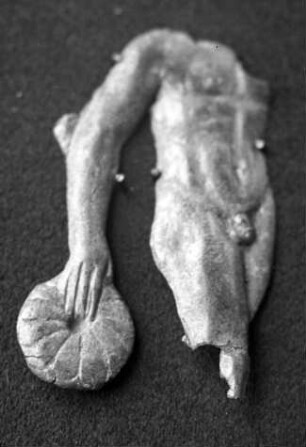 Dünnes getriebenes Blech mit Darstellung eines schreitenden nackten Jünglings mit Opferschale in der gesenkten Rechten (Fragment)
