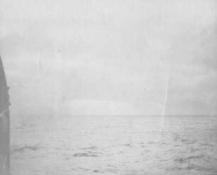 Blick vom Schiff auf offene See