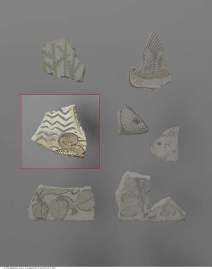 Fragment einer Kompositfliese mit Darstellung einer Ente und Wasserlinien