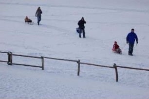 Kinder rodeln im Harz : Kurort Friedrichsbrunn, Unterharzgebiet, Winterwanderer, aufgenommen 2006
