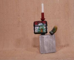 Haus mit Kerze, Grün auf Holzklotz -Grau.