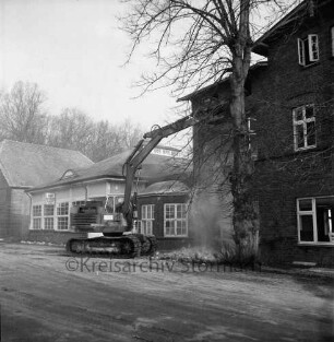 Lasbek-Gut: Lasbeker Mühle: Abriss: Vorderfront mit Bagger: rechts und hinten links Bäume