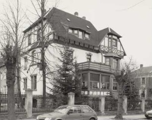 Mittweida, Villa : Mittweida, Villa, Poststraße 36/ Ecke Johann-Sebastian-Bach-Straße, um 1910, Straßenansicht mit Einfriedung (Johann-Sebastian-Bach-Straße)