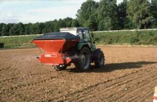 Fotografie: Gartenbautechnik-Freiland, Düngung, Schleuderstreuer
