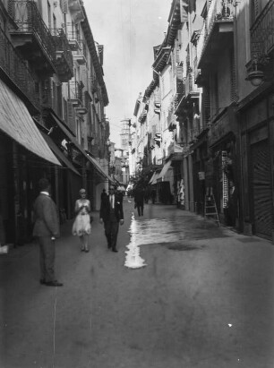 Gasse : Eine von kleinen Geschäften gesäumte Gasse, Via Mazzini.