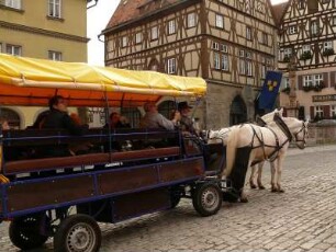 Pferdekutsche für Rundfahrten mit Touristen am Marktplatz