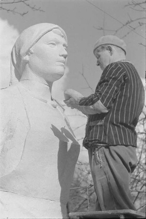 Der Bildhauer Walter Reinhold bei der Arbeit am Originalmodell der Trümmerfrau (Bronzeguß war für den Rathausplatz in Dresden bestimmt)