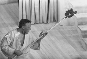 Szenenbilder aus "Sieben gegen Theben", Komödie von Aischylos in der Regie von Manfred Karge. Berliner Ensemble, 24./28.05.1969